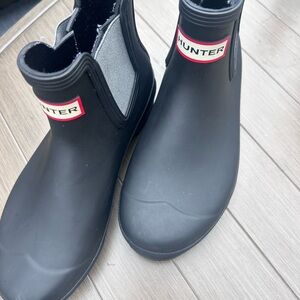 Size 7 Hunter original Chelsea rain boots.